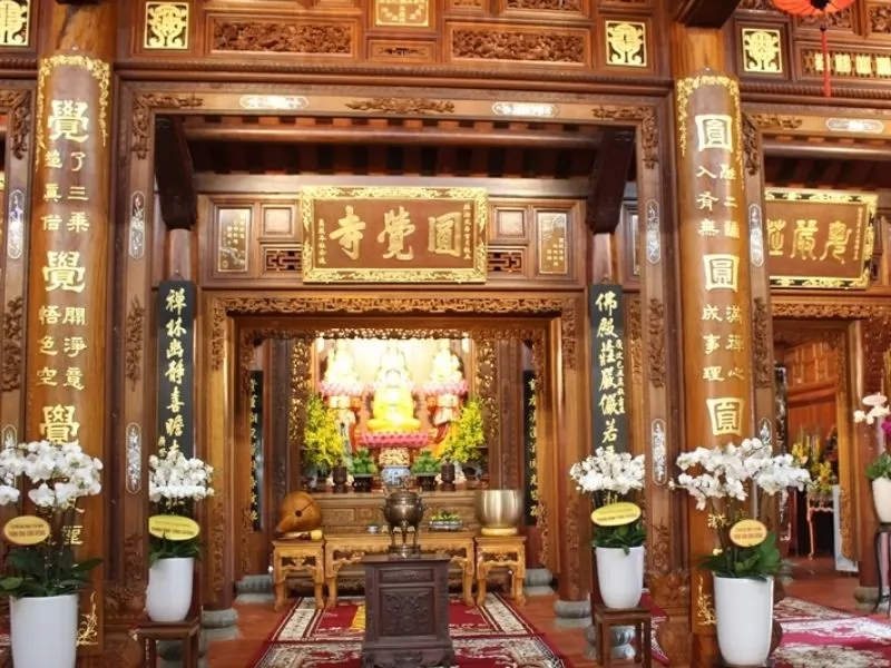 N&eacute;t trang nghi&ecirc;m cổ k&iacute;nh của ch&ugrave;a Vi&ecirc;n Gi&aacute;c&nbsp;