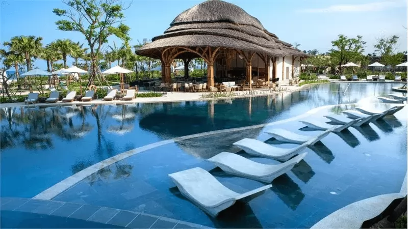 New World Hoiana Beach Resort - chilling at the infinity pool