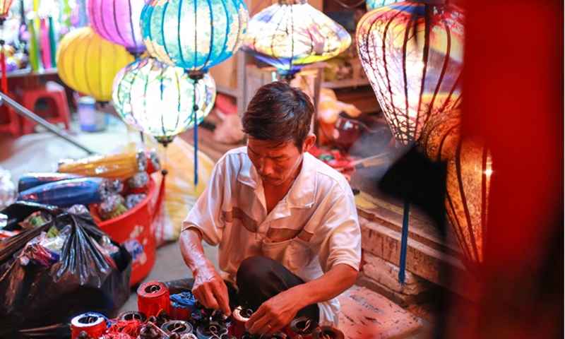 Nghệ nhân tạo ra những chiếc lồng đèn đầy màu sắc