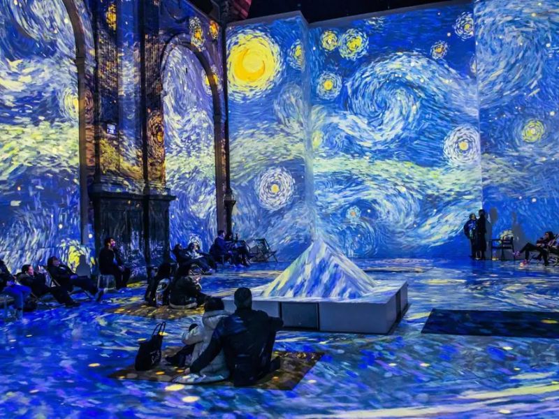 Nghệ thuật thị giác phát triển mạnh mẽ qua các hình thức hiện đại như trình diễn ánh sáng, sắp đặt, và video art