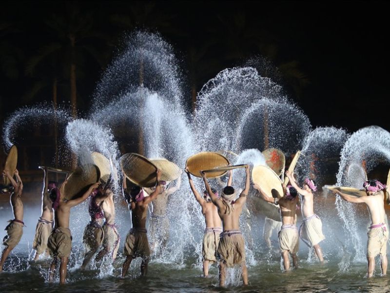 Nghề truyền thống của người dân nơi đây được diễn tả lại một cách đầy nghệ thuật