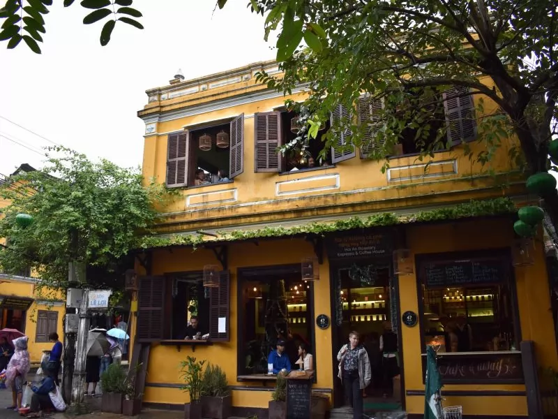 Ngôi nhà sơn vàng mang nét đặc trưng phố cổ