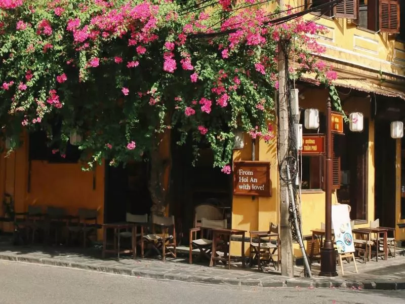 Ngồi uống c&agrave; ph&ecirc; ở Hội An ngắm nh&igrave;n cuộc sống tr&ocirc;i qua cũng thấy y&ecirc;n b&igrave;nh đến lạ