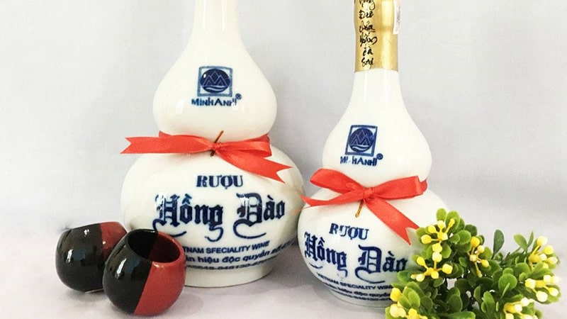 Người dân Hội An có cách uống rượu Hồng Đào rất chậm rãi và tinh tế