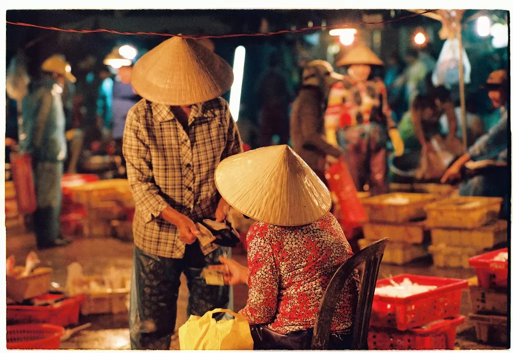 Người d&acirc;n trả gi&aacute; tại chợ c&aacute; Cửa Đại