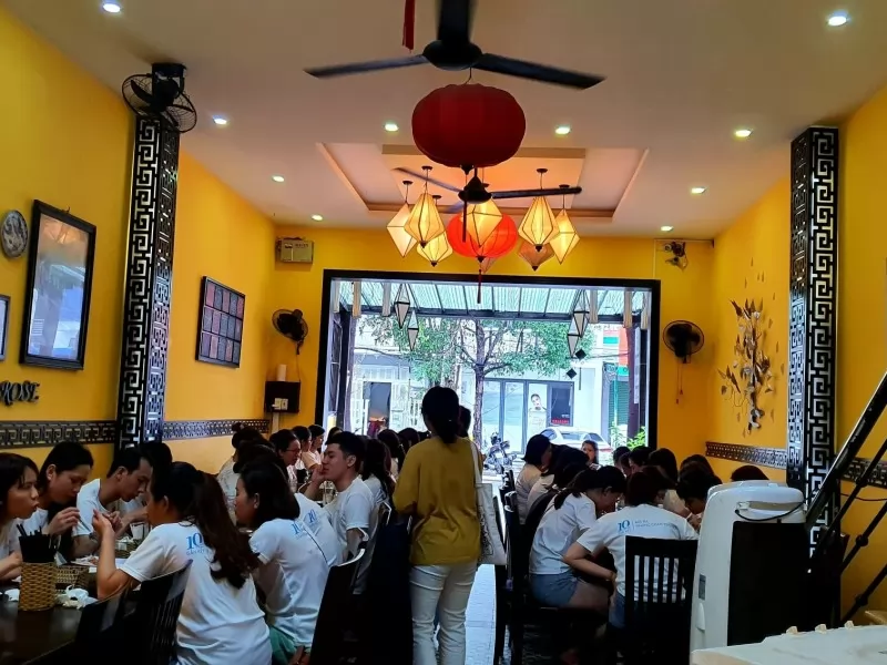 Nh&agrave; h&agrave;ng B&ocirc;ng Hồng Trắng thu h&uacute;t nhiều du kh&aacute;ch đến thưởng thức&nbsp;