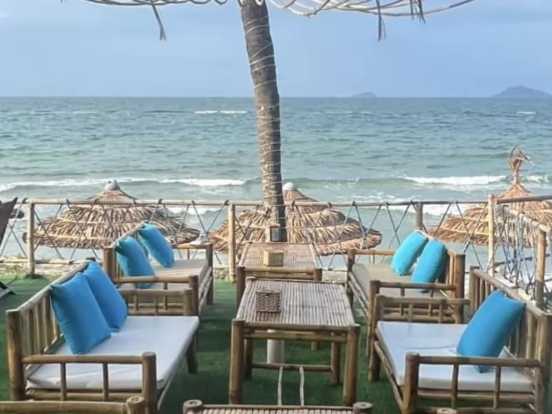 Nh&agrave; h&agrave;ng Hơn l&agrave; qu&aacute;n nhậu Hội An c&oacute; kh&ocirc;ng gian biển cả như ở Mykonos