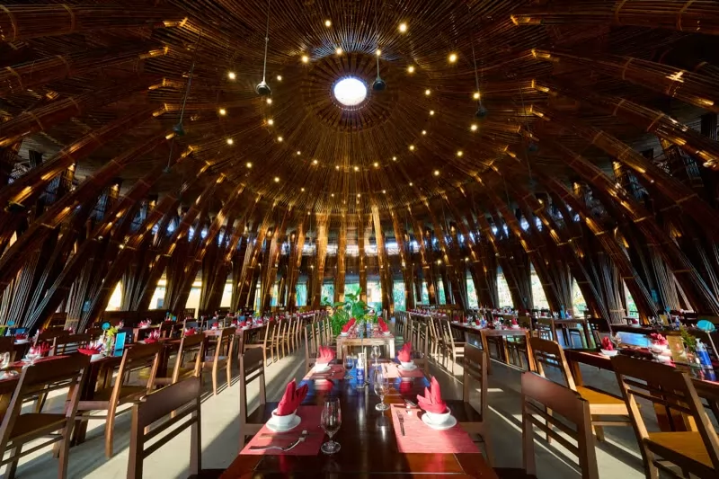 Nh&agrave; h&agrave;ng N&oacute;n L&aacute; với kiến tr&uacute;c độc đ&aacute;o tại Hoi An Memories Resort & Spa