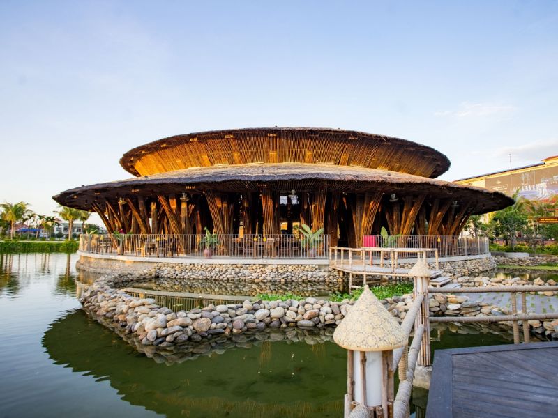 Nhà hàng với lối kiến trúc thú vị được làm bằng tre, nứa