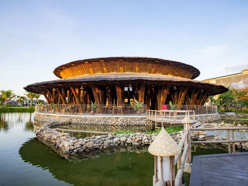 Nhà hàng với lối kiến trúc thú vị được làm bằng tre, nứa