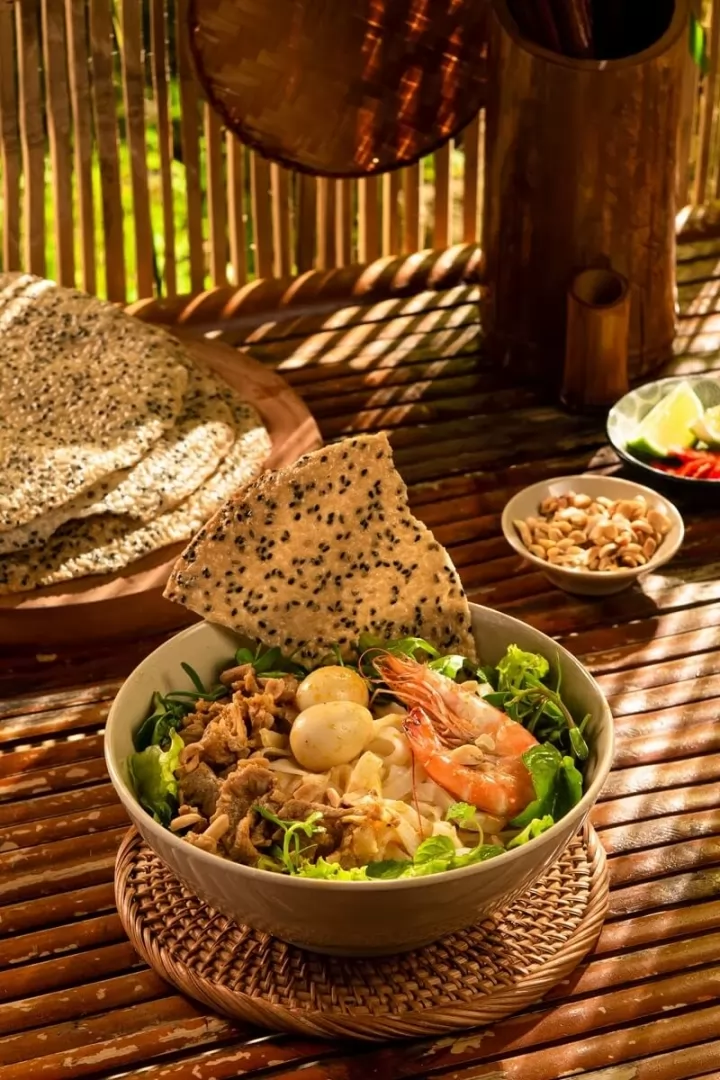 Nh&agrave; h&agrave;ng L&agrave;ng Việt c&oacute; menu ch&iacute;nh l&agrave; c&aacute;c m&oacute;n ngon truyền thống Hội An