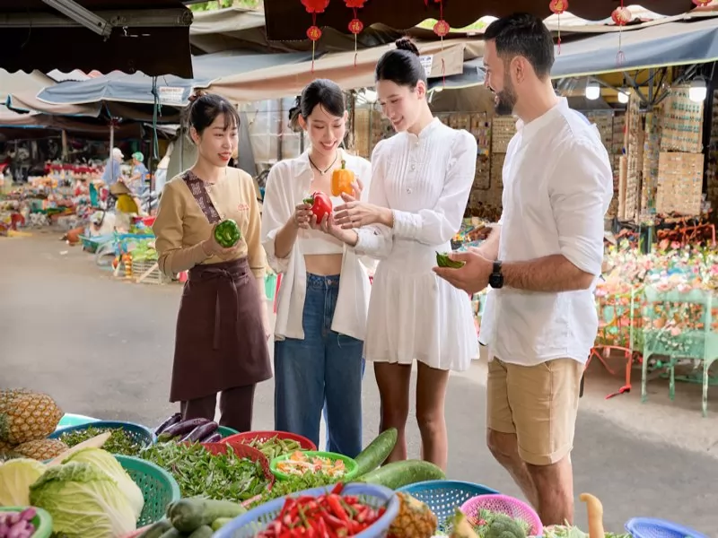 Nhất định phải tham gia workshop nấu ăn trong những kinh nghiệm du lịch Hội An để được đi chợ v&agrave; tự tay chọn lựa nguy&ecirc;n liệu