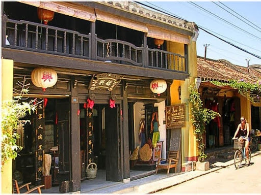 Nhờ hệ thống cửa sổ, cửa ra vào rộng mở nên không tạo cảm giác bí bách, tù túng