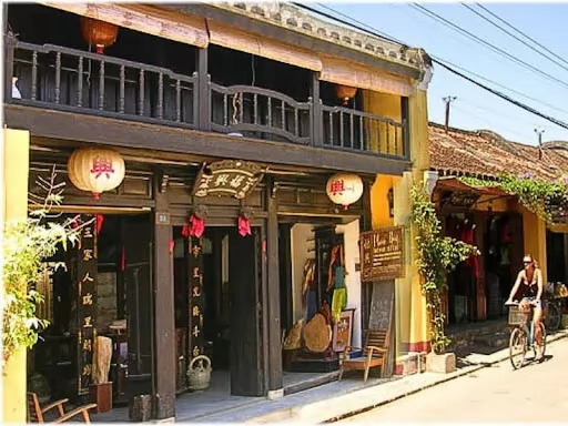 Nhờ hệ thống cửa sổ, cửa ra v&agrave;o rộng mở n&ecirc;n kh&ocirc;ng tạo cảm gi&aacute;c b&iacute; b&aacute;ch, t&ugrave; t&uacute;ng