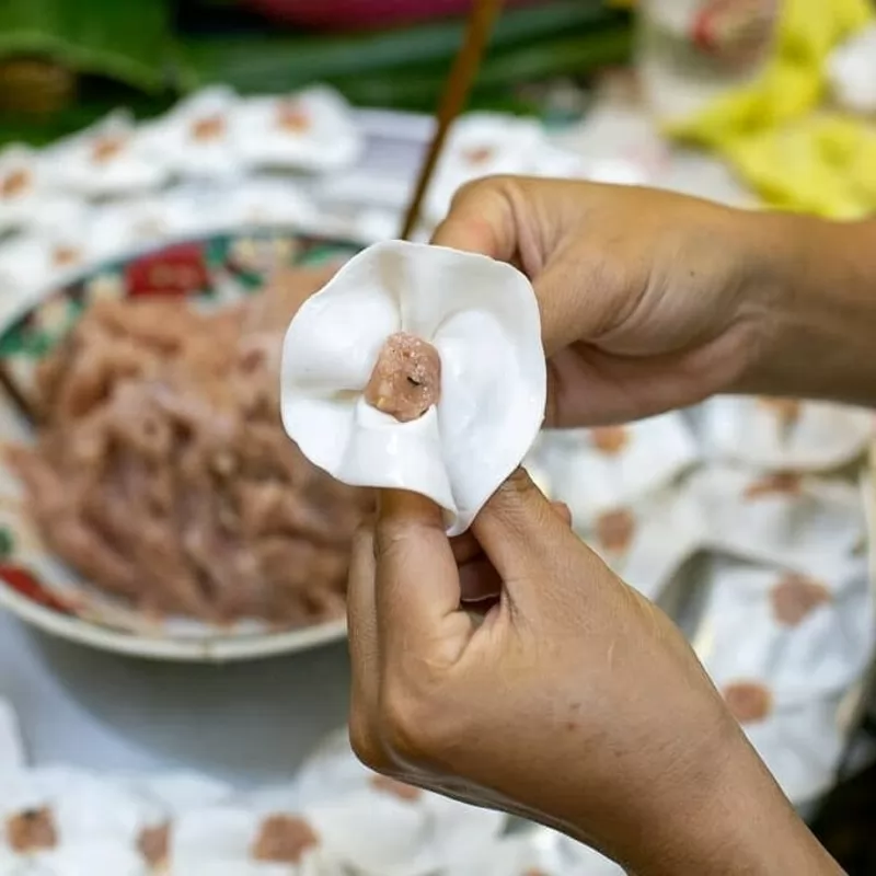 Những b&agrave;n tay thoăn thoắt của người thợ l&agrave;m b&aacute;nh đang tạo h&igrave;nh cho chiếc b&aacute;nh &ldquo;white rose&rdquo;