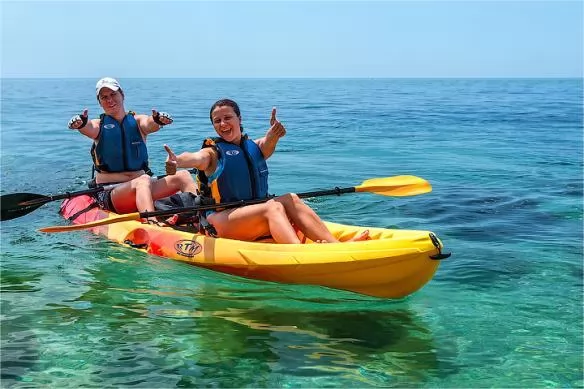 Những chiếc thuyền nhỏ lướt nhẹ nh&agrave;ng tr&ecirc;n mặt nước