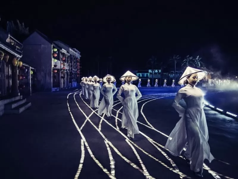 Hiệu ứng &acirc;m thanh, &aacute;nh s&aacute;ng, nước,... được kết hợp h&agrave;i ho&agrave; trong show biểu diễn thực cảnh