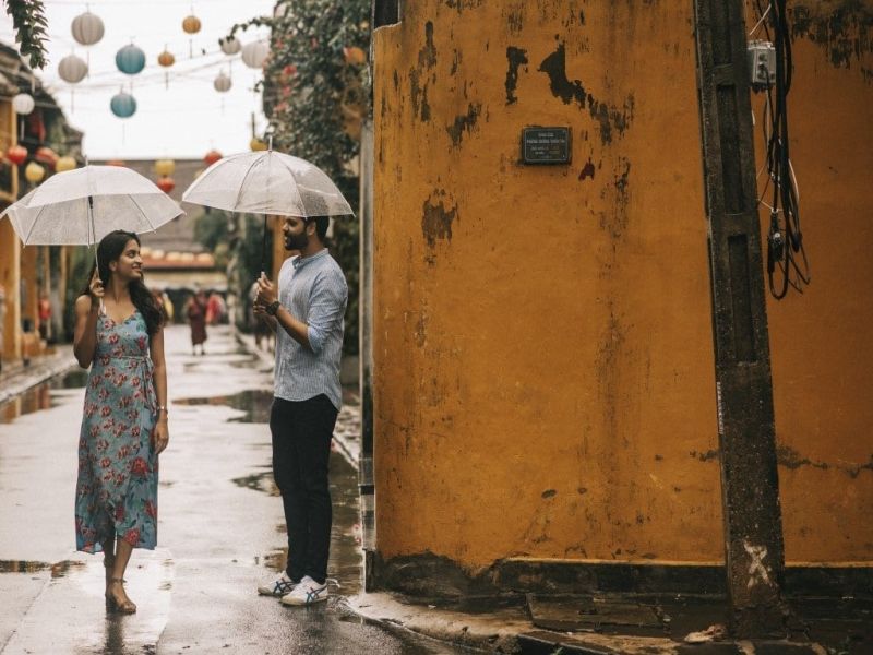 Những cơn mưa nhẹ bất chợt cho thời tiết mát mẻ mà không làm gián đoạn cuộc vui