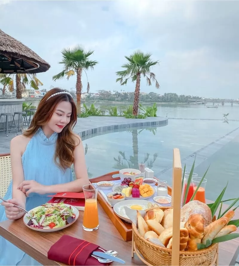 Những m&oacute;n ăn nhẹ v&agrave; đồ uống phong ph&uacute; tại quầy bar Moonshine&nbsp;