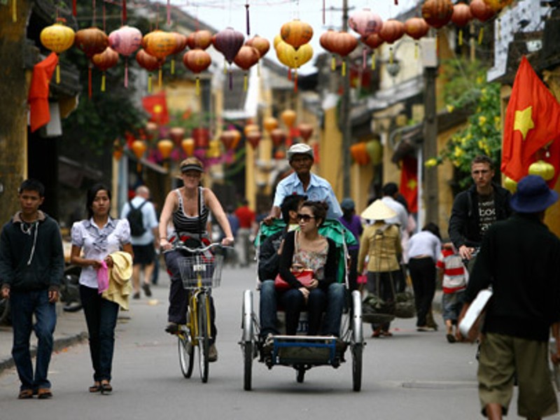Những ngôi nhà tường vàng rêu phong chính là nét đặc trưng của đường phố Hội An
