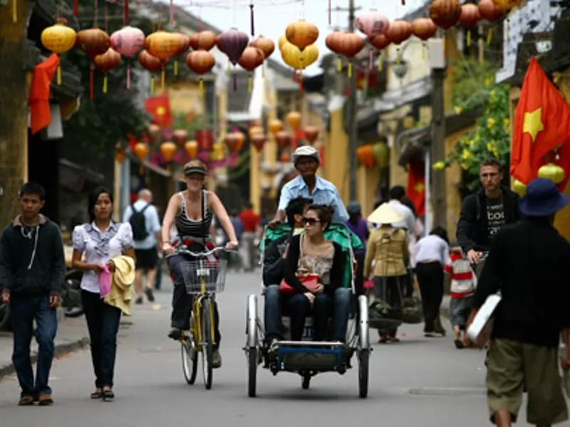 Những ng&ocirc;i nh&agrave; tường v&agrave;ng r&ecirc;u phong ch&iacute;nh l&agrave; n&eacute;t đặc trưng của đường phố Hội An