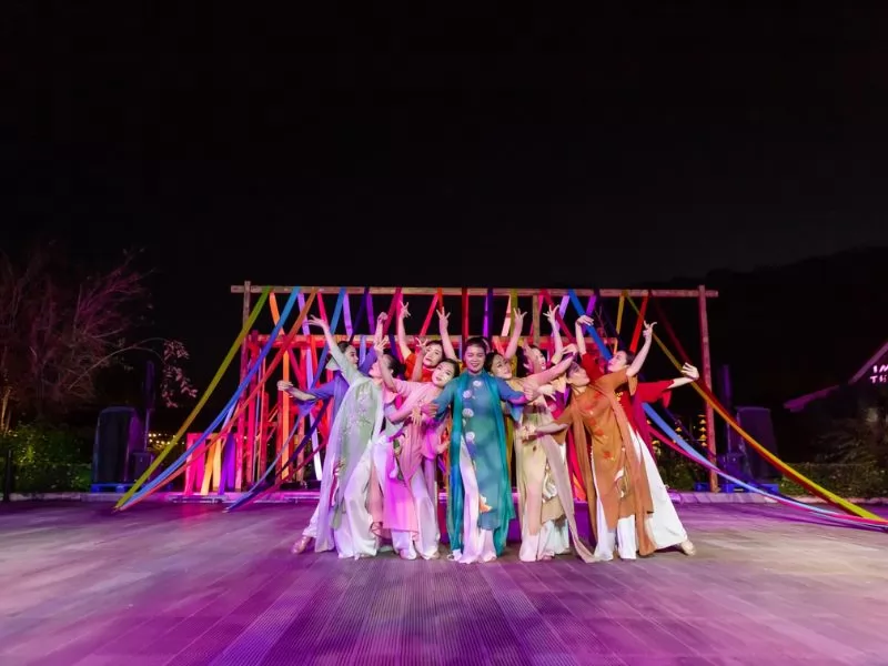 Những t&agrave; &aacute;o d&agrave;i thướt tha c&ugrave;ng m&agrave;n tr&igrave;nh diễn t&ocirc;n vinh nghề dệt lụa truyền thống của Hội An