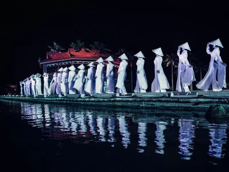 Những t&agrave; &aacute;o d&agrave;i thướt tha như m&agrave;n biểu diễn Hội An đời thực