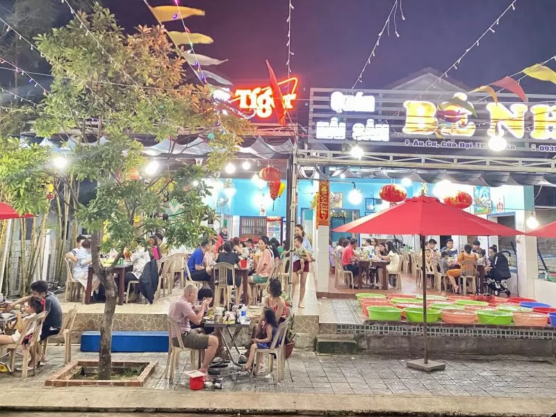 Những ch&acirc;̣u hải sản tươi s&ocirc;́ng cho du khách tha h&ocirc;̀ lựa chọn