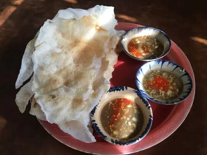 Nước chấm được xem l&agrave; "linh hồn" tạo n&ecirc;n hương vị độc đ&aacute;o cho b&aacute;nh tr&aacute;ng đập