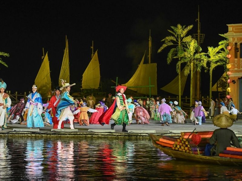 Nước được sử dụng cho hình ảnh dòng sông Thu Bồn hiền hòa trong show Ký Ức Hội An