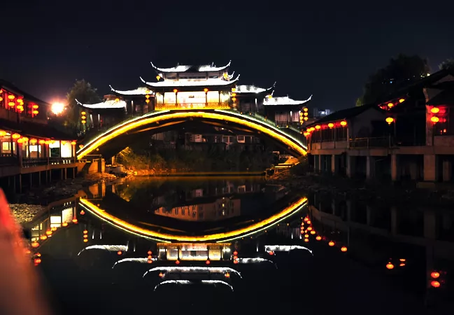 Phim trường Tống Th&agrave;nh rực s&aacute;ng về đ&ecirc;m nguy nga, tr&aacute;ng lệ hệt như cung điện