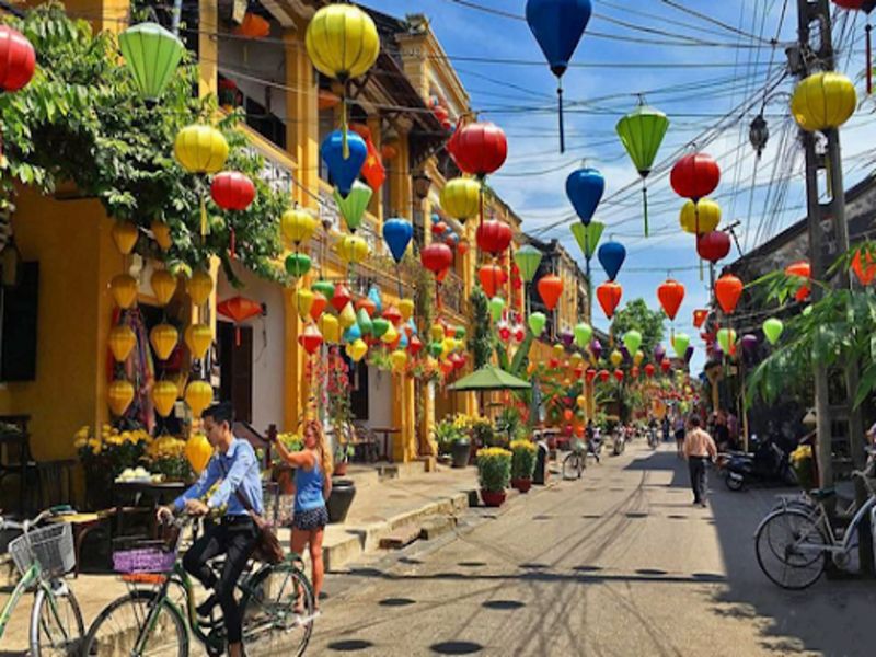 Phố cổ thêm phần lộng lẫy khi trời vào xuân