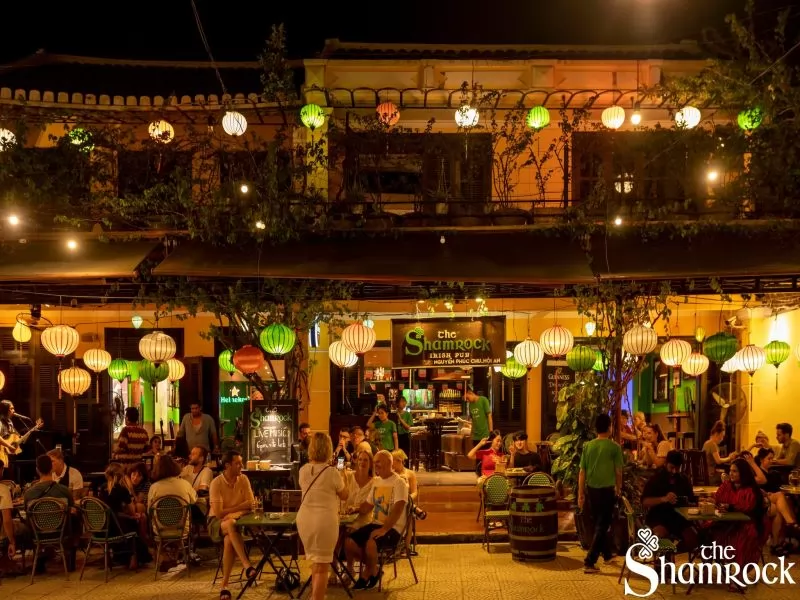 Phong c&aacute;ch Ireland độc đ&aacute;o kết hợp c&ugrave;ng bia tươi v&agrave; bầu kh&ocirc;ng kh&iacute; ấm c&uacute;ng