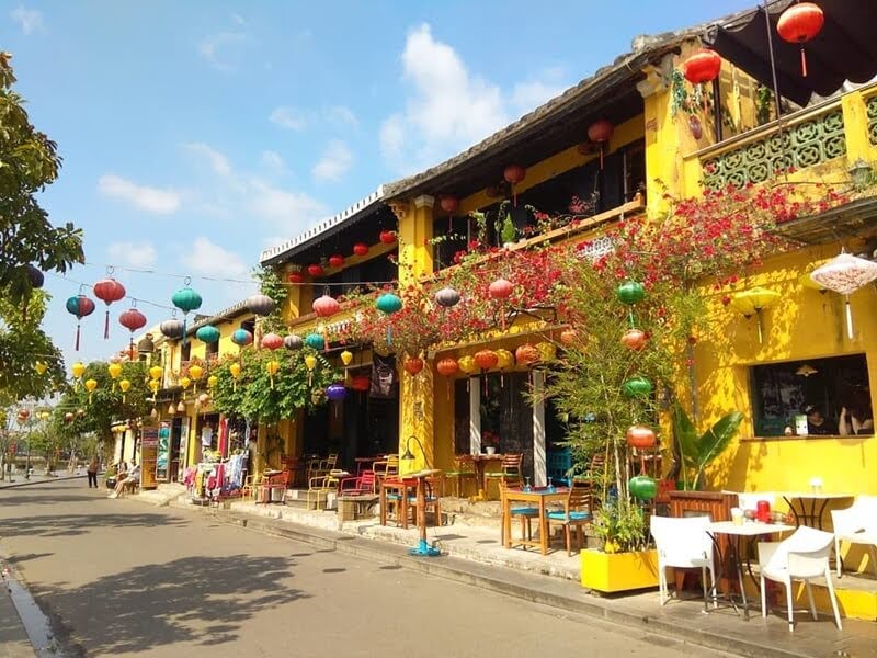 Phố cổ đẹp dịu dàng trong nắng xuân vàng tươi