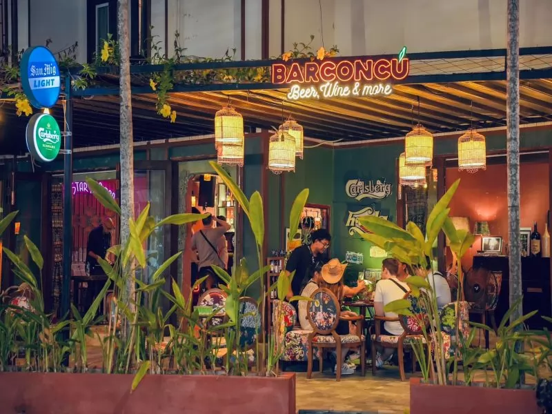 Qu&aacute;n bar chill giữa khung cảnh l&atilde;ng mạn của phố cổ