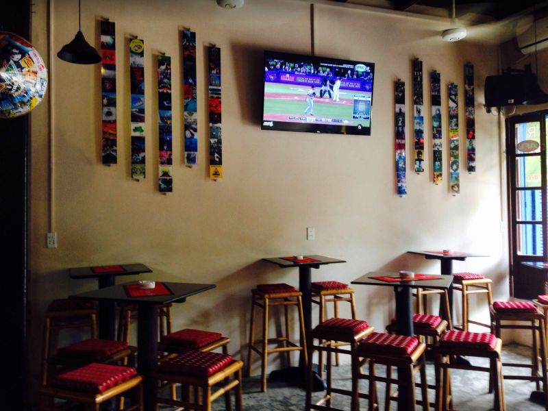Quán bar dành cho fan thể thao thưởng thức đồ uống và theo dõi các trận đấu yêu thích
