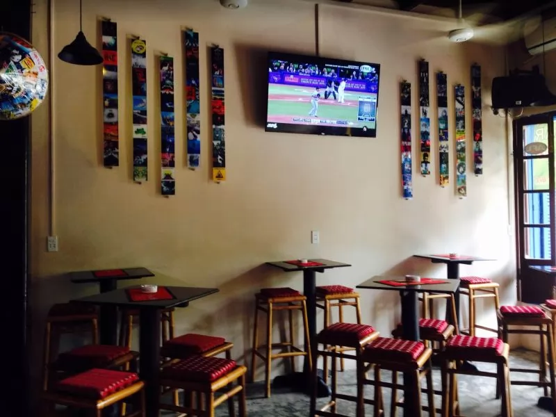 Qu&aacute;n bar d&agrave;nh cho fan thể thao thưởng thức đồ uống v&agrave; theo d&otilde;i c&aacute;c trận đấu y&ecirc;u th&iacute;ch