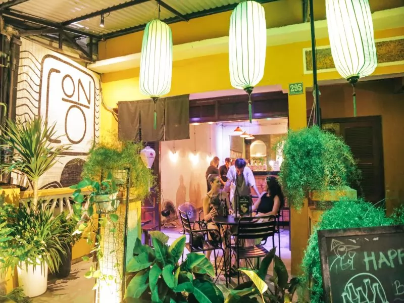 Qu&aacute;n bar ở Hội An mang đậm dấu ấn Việt Nam