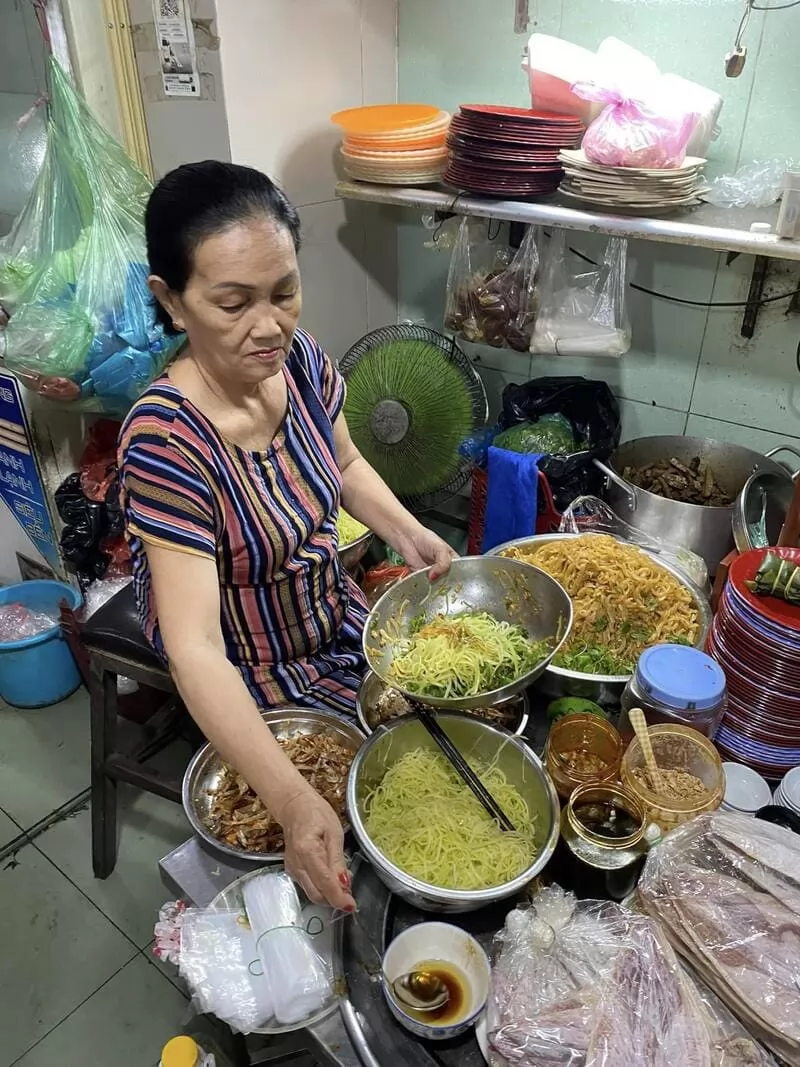 Qu&aacute;n da trộn C&ocirc; Hiệp đ&atilde; trở th&agrave;nh một địa chỉ quen thuộc với thực kh&aacute;ch địa phương