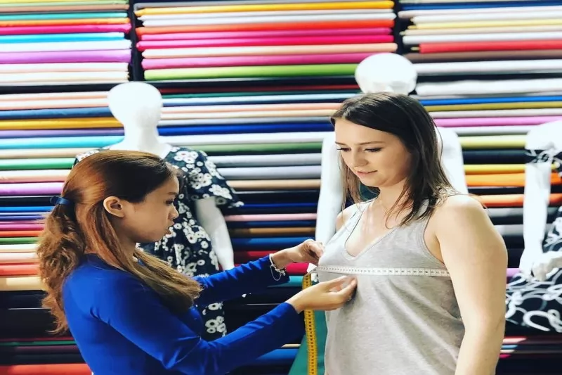 Quy tr&igrave;nh may đo được thực hiện tỉ mỉ bởi b&agrave;n tay của những người thợ l&agrave;nh nghề