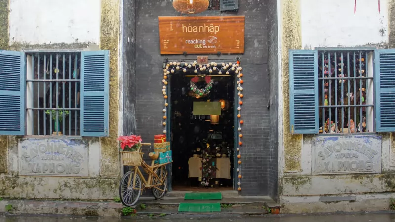 "Ch&uacute;t y&ecirc;n" c&ugrave;ng qu&aacute;n tr&agrave; đặc biệt Reaching Out