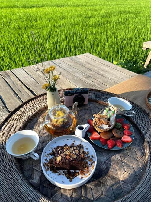 Ăn bánh thưởng trà với view thơ mộng tại Roving Chillhouse