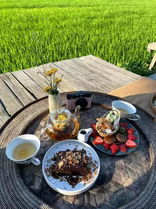 Ăn b&aacute;nh thưởng tr&agrave; với view thơ mộng tại Roving Chillhouse