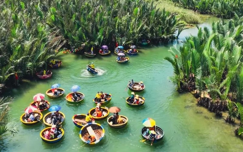 Đến rừng dừa Bảy Mẫu du khách còn được chiêm ngưỡng xiếc thuyền thúng