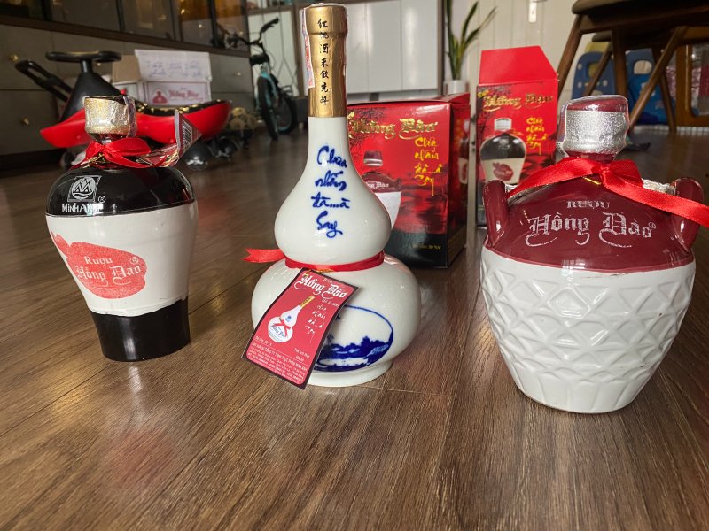 Rượu Hồng Đào hương thơm ngọt ngào chính là món quà tuyệt vời để biếu tặng trong dịp Tết