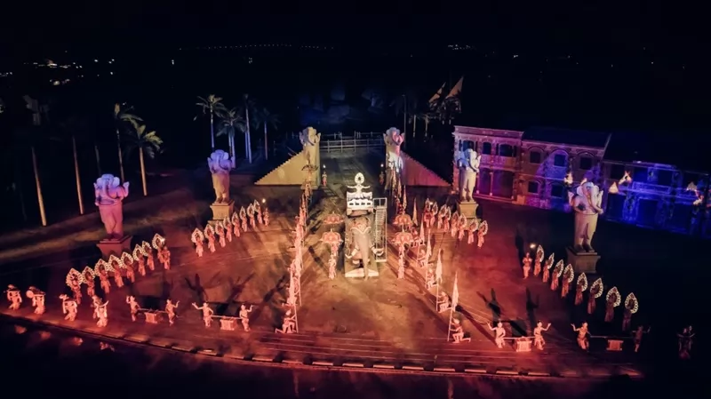 Sân khấu và bối cảnh được dàn dựng quy mô