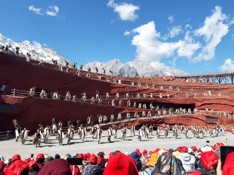 S&acirc;n khấu "Ấn tượng Lệ Giang" v&ocirc; c&ugrave;ng ho&agrave;nh tr&aacute;ng