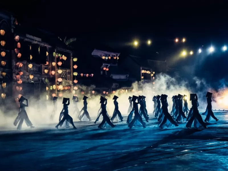 Show diễn đẹp nhất thế giới khắc họa sống động bức tranh Hội An kh&eacute;p lại bằng m&agrave;n tr&igrave;nh diễn &ldquo;&Aacute;o d&agrave;i&rdquo;