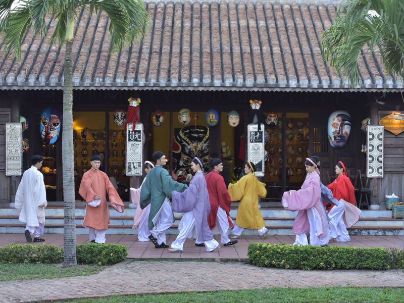 Show diễn Việt Phục