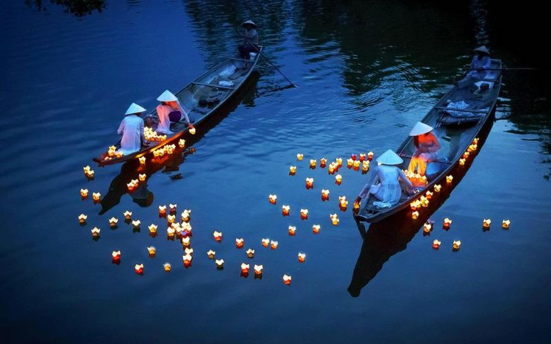Sitting on a boat along the Thu Bon River and releasing lanterns is an experience you should try.